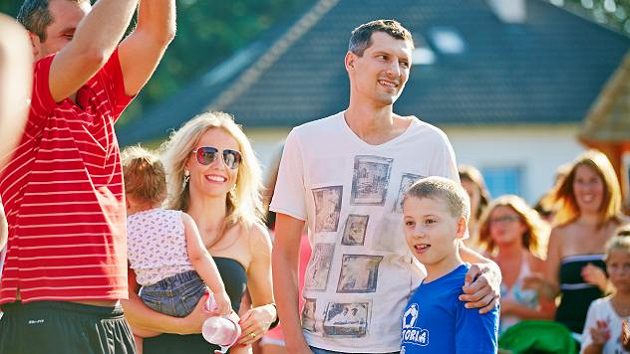 Marián Čišovský s rodinou na charitativní akci v Letkově u Plzně. Marián Čišovský s rodinou na charitativní akci v Letkově u Plzně.