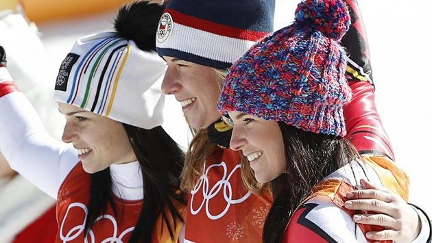 Tři medailistky z olympijského závodu v super-G: (zleva) stříbrná Rakušanka Anna Veithová, zlatá Ester Ledecká a bronzová Tina Weiratherová z Lichtenštejnska. Tři medailistky z olympijského závodu v super-G: (zleva) stříbrná Rakušanka Anna Veithová, zlatá Ester Ledecká a bronzová Tina Weiratherová z Lichtenštejnska.