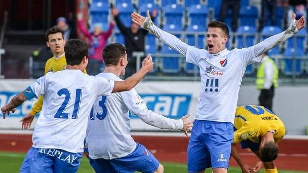 Radost hráčů Baníku po třetí brance, uprostřed se raduje Richard Lásik. Radost hráčů Baníku po třetí brance, uprostřed se raduje Richard Lásik.
