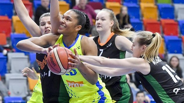 Alyssa Marie Thomasová z USK Praha v obležení brněnských hráček. Alyssa Marie Thomasová z USK Praha v obležení brněnských hráček.
