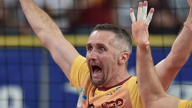 Liberecký volejbalista Lubomír Staněk (vlevo) se raduje ze zisku mistrovského titulu. Liberecký volejbalista Lubomír Staněk (vlevo) se raduje ze zisku mistrovského titulu.