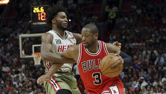 Dwyane Wade (3) z Chicaga a Justise Winslow z Miami. Dwyane Wade (3) z Chicaga a Justise Winslow z Miami.