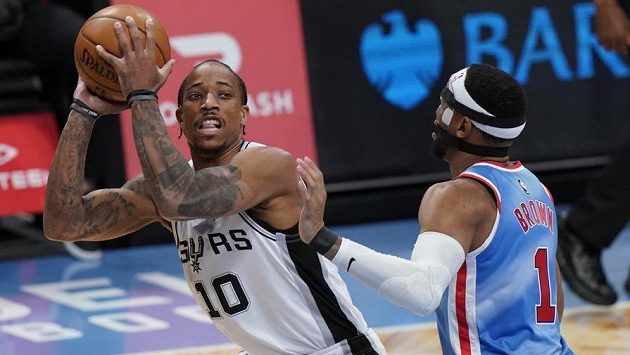 DeMar DeRozan v dresu San Antonia v utkání NBA, brání ho Bruce Brown z Brooklynu. DeMar DeRozan v dresu San Antonia v utkání NBA, brání ho Bruce Brown z Brooklynu.