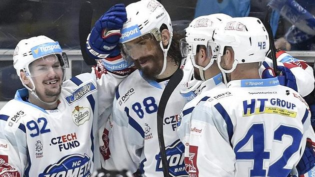Peter Mueller z Brna (č. 88) se raduje z hatricku. Vlevo je Petr Holík z Brna. Peter Mueller z Brna (č. 88) se raduje z hatricku. Vlevo je Petr Holík z Brna.
