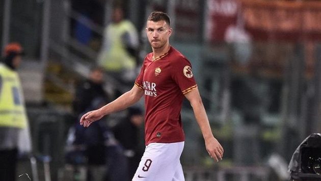 Bosenský útočník AS Řím Edin Džeko je blízko letnímu přestupu do Interu Milán. Bosenský útočník AS Řím Edin Džeko je blízko letnímu přestupu do Interu Milán.
