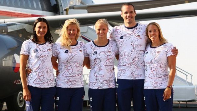 Barbora Závadová (vlevo) na archivním snímku, na němž dále jsou Martina Moravčíková, Simona Baumrtová, Martin Verner a Petra Chocová. Barbora Závadová (vlevo) na archivním snímku, na němž dále jsou Martina Moravčíková, Simona Baumrtová, Martin Verner a Petra Chocová.