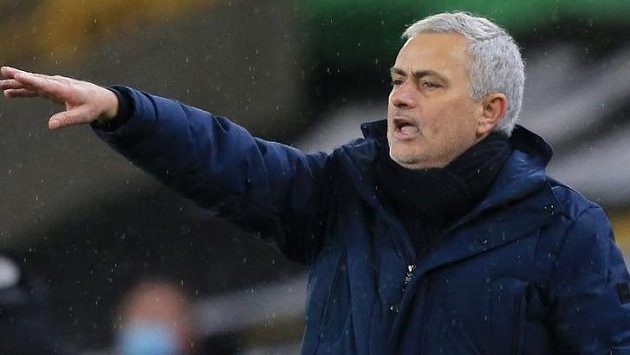 Mourinhův Tottenham k zápasu s Fulhamem nenastoupí Mourinhův Tottenham k zápasu s Fulhamem nenastoupí