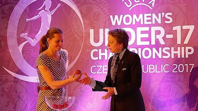 Pavlína Ščasná (vlevo) asistovala při losu mistrovství Evropy fotbalistek do 17 let. Pavlína Ščasná (vlevo) asistovala při losu mistrovství Evropy fotbalistek do 17 let.
