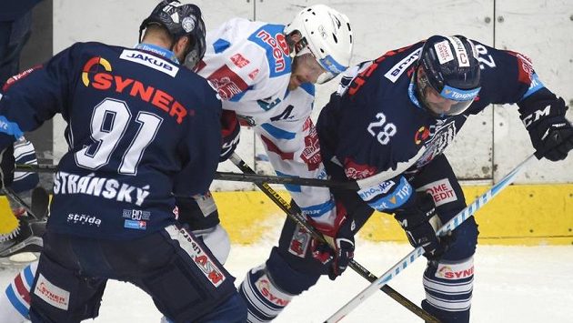 Chomutovský útočník Marek Tomica se snaží probít přes dvojici libereckých hráčů Jana Stránského a Jana Plodka. Chomutovský útočník Marek Tomica se snaží probít přes dvojici libereckých hráčů Jana Stránského a Jana Plodka.