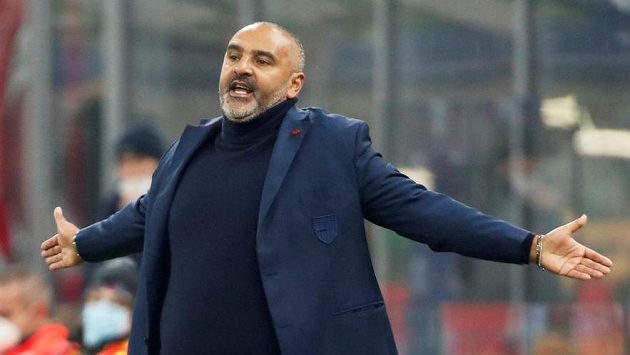 Bývalý kouč Parmy Fabio Liverani při utkání s AC Milán. Bývalý kouč Parmy Fabio Liverani při utkání s AC Milán.