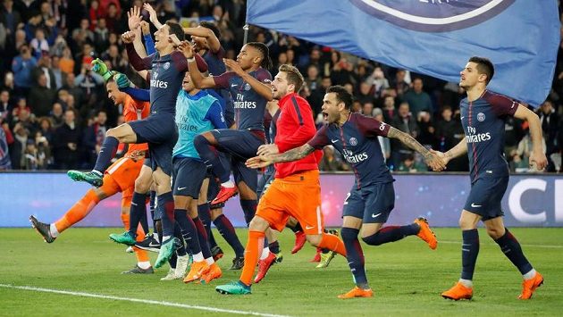 Hráči Paris St. Germain oslavují společně s fanoušky zisk titulu. Hráči Paris St. Germain oslavují společně s fanoušky zisk titulu.