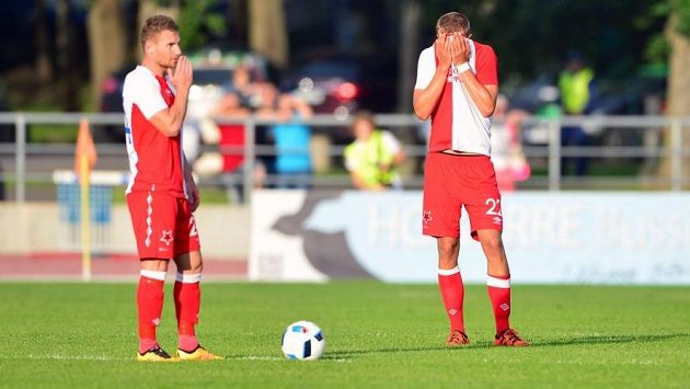 Slávisté Tomáš Souček (vpravo) a Muris Mešanovič po inkasované brance v Tallinnu. Slávisté Tomáš Souček (vpravo) a Muris Mešanovič po inkasované brance v Tallinnu.