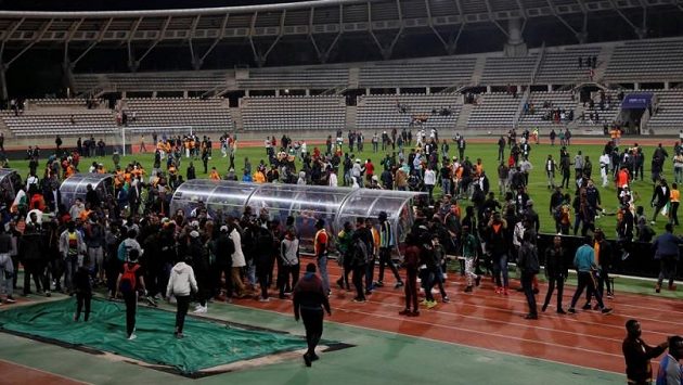 Přípravné fotbalové utkání v Paříži mezi africkými rivaly Senegalem a Pobřežím slonoviny zůstalo v pondělí nedohráno kvůli řádění fanoušků, kteří v závěru zápasu vtrhli na hřiště. Přípravné fotbalové utkání v Paříži mezi africkými rivaly Senegalem a Pobřežím slonoviny zůstalo v pondělí nedohráno kvůli řádění fanoušků, kteří v závěru zápasu vtrhli na hřiště.