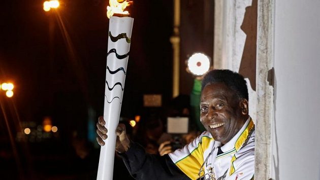 Před necelými dvěma týdny držel Pelé olympijskou pochodeň v Santosu, slavnostního zahájení v Riu de Janeiro se ale nezúčastní. Před necelými dvěma týdny držel Pelé olympijskou pochodeň v Santosu, slavnostního zahájení v Riu de Janeiro se ale nezúčastní.