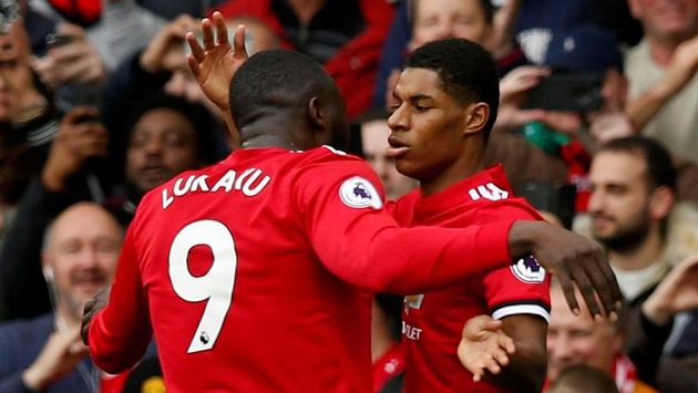 Romelu Lukaku z Manchesteru United gratuluje spoluhráči Marcusi Rashfordovi k jedné z jeho tref proti Liverpoolu. Romelu Lukaku z Manchesteru United gratuluje spoluhráči Marcusi Rashfordovi k jedné z jeho tref proti Liverpoolu.