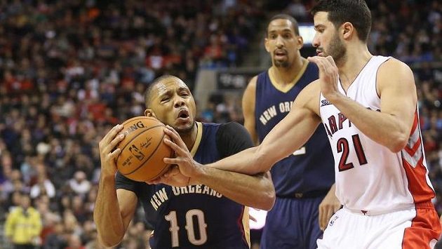 Eric Gordon (vlevo) z New Orleansu se snaží přelstít Greivise Vásqueze z Toronta. Eric Gordon (vlevo) z New Orleansu se snaží přelstít Greivise Vásqueze z Toronta.
