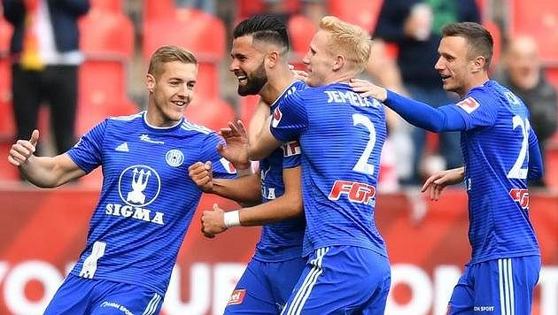 Hráči Olomouce slaví gól Jakuba Yunise na Slavii. Hráči Olomouce slaví gól Jakuba Yunise na Slavii.
