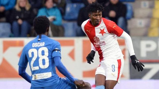 Zleva Oscar Dorley z Liberce a Peter Olayinka ze Slavie. Zleva Oscar Dorley z Liberce a Peter Olayinka ze Slavie.