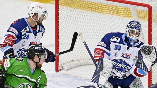 Zleva Adam Zbořil z Mladé Boleslavi, Michal Gulaši z Brna a brankář Brna Lukáš Klimeš. Zleva Adam Zbořil z Mladé Boleslavi, Michal Gulaši z Brna a brankář Brna Lukáš Klimeš.