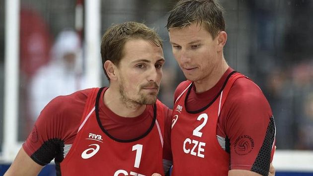 Zleva Ondřej Perušič a David Schweiner z České republiky v utkání s lotyšskou dvojicí Aleksandrs Samoilovs, Janis Šmedinš. Zleva Ondřej Perušič a David Schweiner z České republiky v utkání s lotyšskou dvojicí Aleksandrs Samoilovs, Janis Šmedinš.