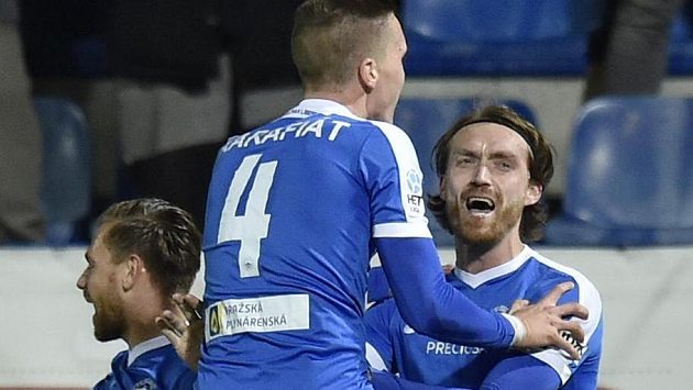 Milan Kerbr (vpravo) oslavuje se spoluhráči z Liberce svůj hattrick. Milan Kerbr (vpravo) oslavuje se spoluhráči z Liberce svůj hattrick.