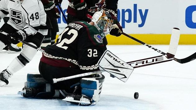 Hokejový brankář Josef Kořenář zasahuje v dresu Arizony během přípravného duelu na novou sezonu NHL. Hokejový brankář Josef Kořenář zasahuje v dresu Arizony během přípravného duelu na novou sezonu NHL.