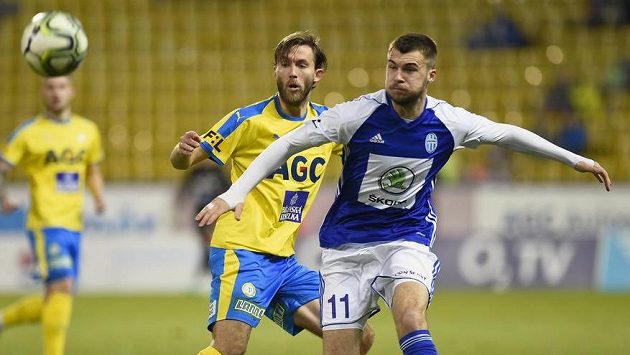 Teplický fotbalista Jan Hošek si mladoboleslavského střelce Nikolaje Komličenka během první půle utkání pečlivě hleděl. Teplický fotbalista Jan Hošek si mladoboleslavského střelce Nikolaje Komličenka během první půle utkání pečlivě hleděl.