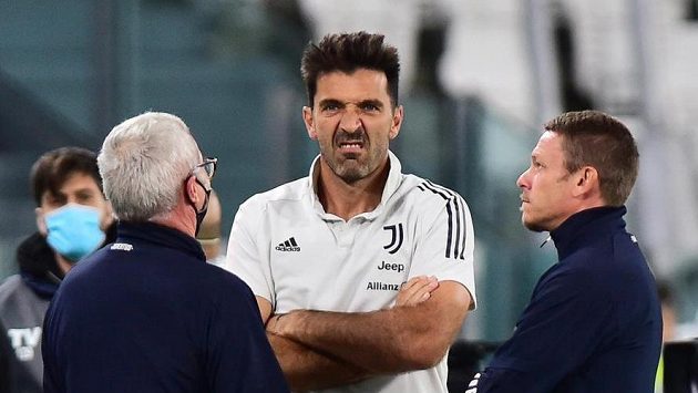 Brankář Juventusu Gianluigi Buffon před utkáním s Neapolí. Brankář Juventusu Gianluigi Buffon před utkáním s Neapolí.
