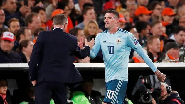 Kouč Severního Irska Michael O'Neill a jeden z jeho svěřenců Kyle Lafferty při utkání s Nizozemci. Kouč Severního Irska Michael O'Neill a jeden z jeho svěřenců Kyle Lafferty při utkání s Nizozemci.