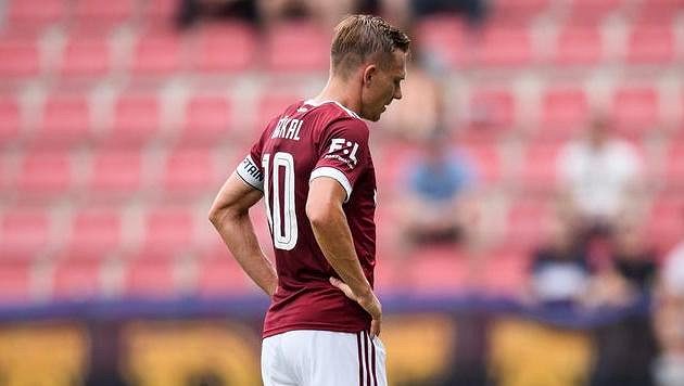 Zraněný Bořek Dočkal ze Sparty Praha během utkání s Karvinou. Zraněný Bořek Dočkal ze Sparty Praha během utkání s Karvinou.
