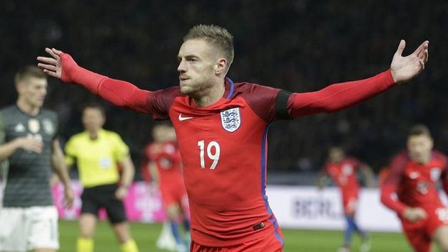 Anglický kanonýr Jamie Vardy se raduje z gólu. Jeho tým porazil v přípravě v Berlíně německé mistry světa 3:2. Anglický kanonýr Jamie Vardy se raduje z gólu. Jeho tým porazil v přípravě v Berlíně německé mistry světa 3:2.