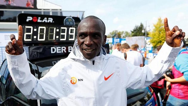 Nový světový rekordman na maratonské trati Eliud Kipchoge (2:01:40) Nový světový rekordman na maratonské trati Eliud Kipchoge (2:01:40)
