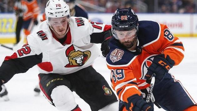 Obránce Thomas Chabot (vlevo) z Ottawy v souboji se Samem Gagnerem z Edmontonu. Obránce Thomas Chabot (vlevo) z Ottawy v souboji se Samem Gagnerem z Edmontonu.