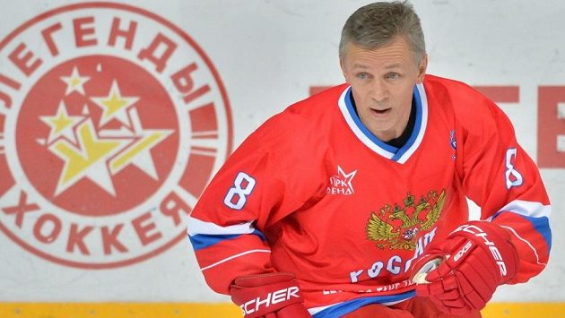 Slavný útočník Igor Larionov při utkání hokejových legend. Slavný útočník Igor Larionov při utkání hokejových legend.