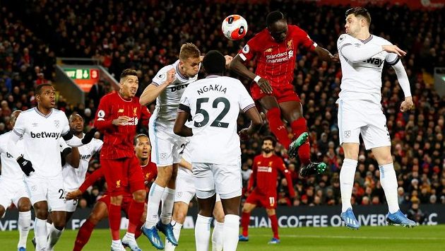 Záložník West Hamu Tomáš Souček (čtvrtý zprava) v hlavičkovém souboji s fotbalistou Liverpoolu Sadiem Maném. Záložník West Hamu Tomáš Souček (čtvrtý zprava) v hlavičkovém souboji s fotbalistou Liverpoolu Sadiem Maném.