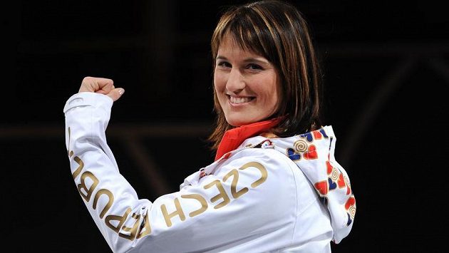 Akrobatická lyžařka Nikola Sudová v oficiálním oblečení pro ZOH v Soči. Akrobatická lyžařka Nikola Sudová v oficiálním oblečení pro ZOH v Soči.