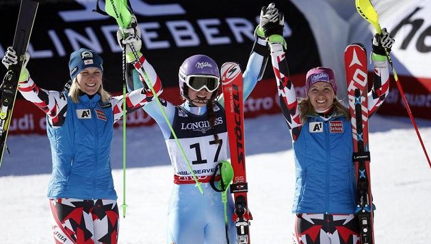 Tři nejlepší závodnice v superkombinaci: (zleva) stříbrná Nicole Hospová z Rakouska, vítězka Tina Mazeová ze Slovinska a bronzová Rakušanka Michaela Kirschgasserová. Tři nejlepší závodnice v superkombinaci: (zleva) stříbrná Nicole Hospová z Rakouska, vítězka Tina Mazeová ze Slovinska a bronzová Rakušanka Michaela Kirschgasserová.