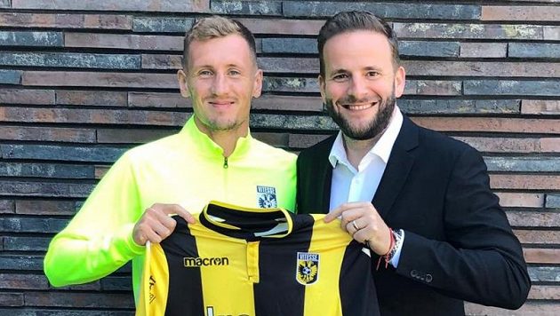 Tomáš Hájek s dresem nizozemského Vitesse Arnhem, vpravo manažer Jakub Otava. Tomáš Hájek s dresem nizozemského Vitesse Arnhem, vpravo manažer Jakub Otava.
