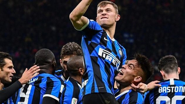 Fotbalisté Interu Milán se radují z branky Fotbalisté Interu Milán se radují z branky