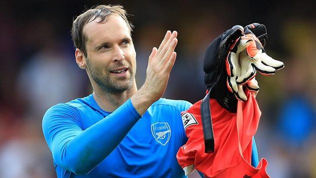 Petr Čech zdraví příznivce Arsenalu po výhře nad Watfordem. Petr Čech zdraví příznivce Arsenalu po výhře nad Watfordem.