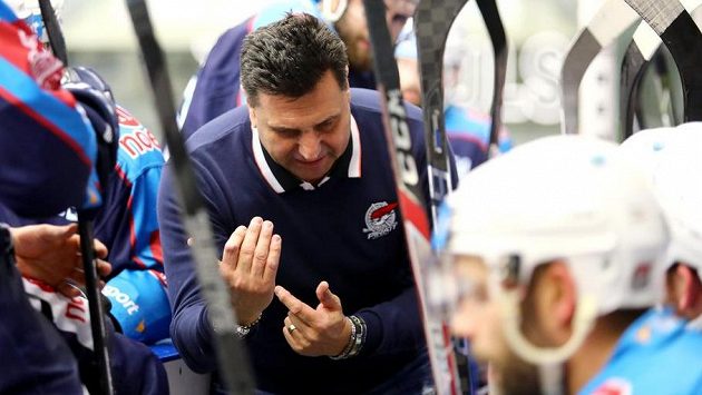 Chomutovský trenér Vladimír Růžička udílí pokyny svým svěřencům. Chomutovský trenér Vladimír Růžička udílí pokyny svým svěřencům.