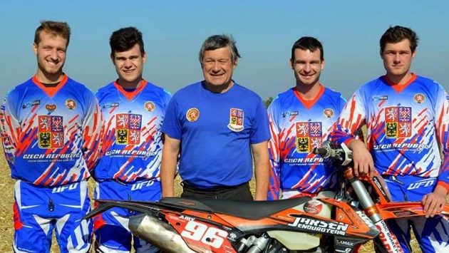 Český Trophy Team pro Šestidenní v Chile. Zleva: Patrik Markvart, Kryštof Kouble, manažer Jiří Pošík, Jaromír Romančík a Jiří Hádek. Český Trophy Team pro Šestidenní v Chile. Zleva: Patrik Markvart, Kryštof Kouble, manažer Jiří Pošík, Jaromír Romančík a Jiří Hádek.