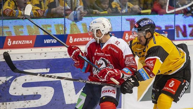 Zleva Denis Kindl z Pardubic a Jiří Říha z Litvínova. Zleva Denis Kindl z Pardubic a Jiří Říha z Litvínova.