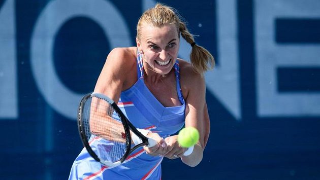 Petra Kvitová v zápase s Kateřinou Siniakovou v semifinále turnaje v Praze. Petra Kvitová v zápase s Kateřinou Siniakovou v semifinále turnaje v Praze.