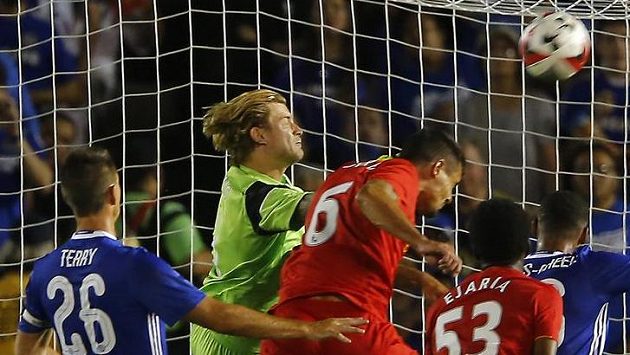 Brankář Loris Karius v akci během přípravného zápasu s Chelsea v Pasadeně. Brankář Loris Karius v akci během přípravného zápasu s Chelsea v Pasadeně.