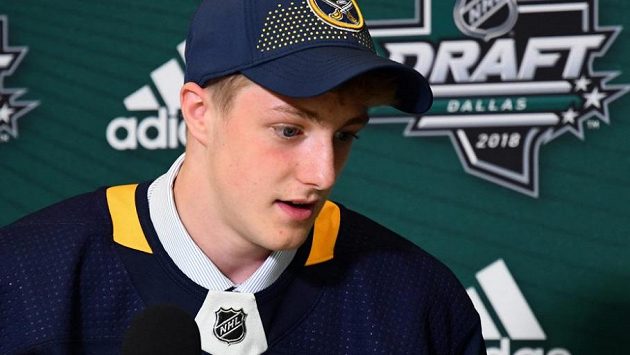 Matěj Pekař na červnovém draftu mluví s novináři poté, co si ho Sabres vybrali z 94. pozice. Matěj Pekař na červnovém draftu mluví s novináři poté, co si ho Sabres vybrali z 94. pozice.