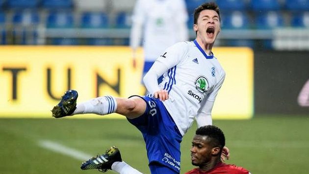 Dominik Janošek hrál ještě v úterý za Mladou Boleslav, na snímku v souboji s olomouckým Florentem Poulolem. Dominik Janošek hrál ještě v úterý za Mladou Boleslav, na snímku v souboji s olomouckým Florentem Poulolem.
