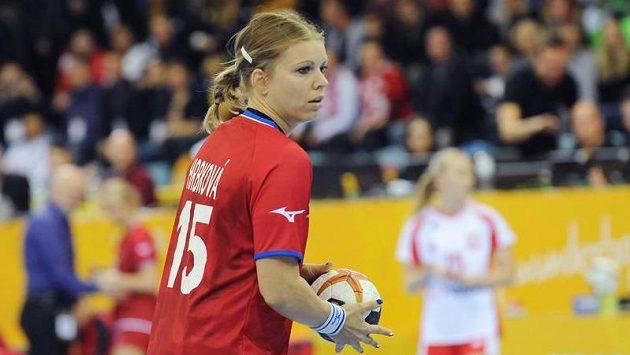 Česká házenkářka Michaela Hrbková při utkání s Polskem. Česká házenkářka Michaela Hrbková při utkání s Polskem.