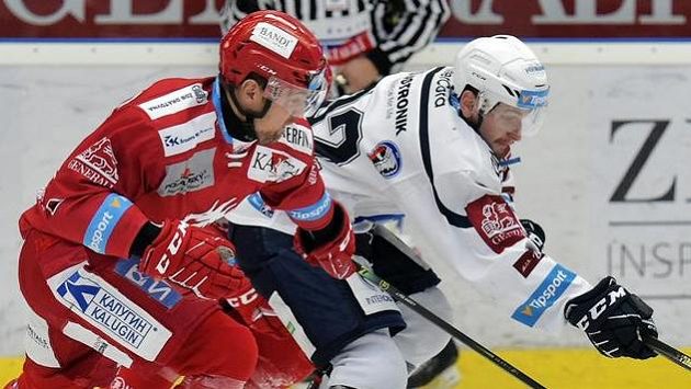 Zleva Jiří Polanský z Třince a Denis Kindl z Plzně. Zleva Jiří Polanský z Třince a Denis Kindl z Plzně.