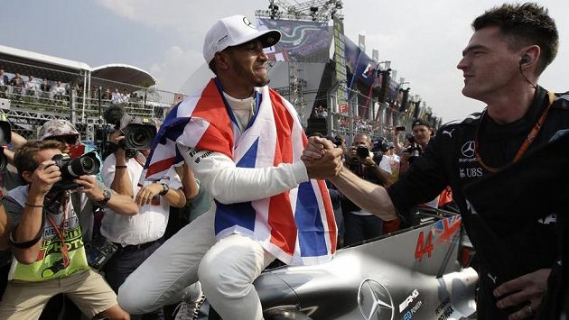 Šampión jsem já! Lewis Hamilton slaví čtvrtý titul... Šampión jsem já! Lewis Hamilton slaví čtvrtý titul...